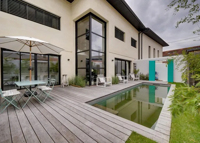 Spacious Bordeaux Family Home With Swimming Pool