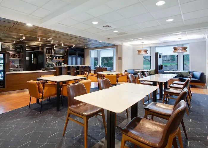 Courtyard By Marriott State College Hotel