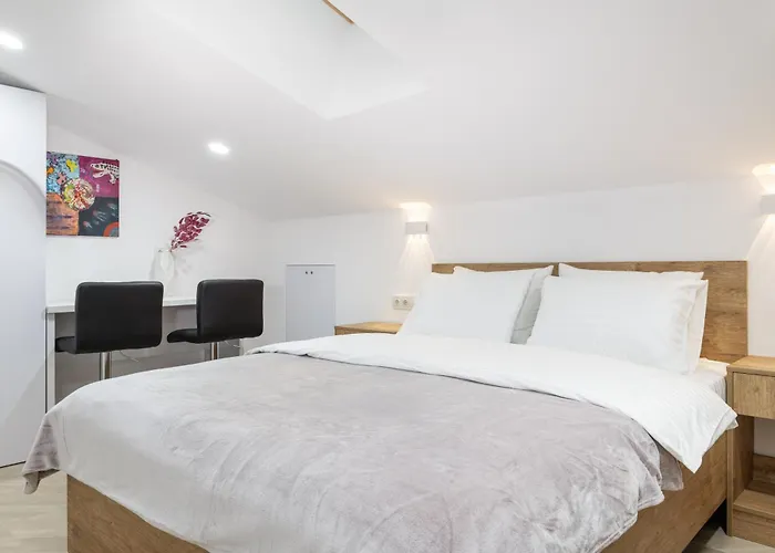 Theatre Boutique Apartments - Stylish - Walk Everywhere Kyiv