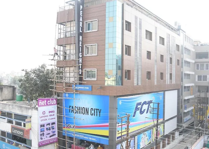 Pearl Heights Hotel Malda