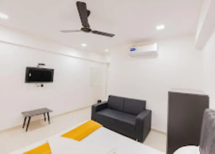 Lennox Hotel , Surat
