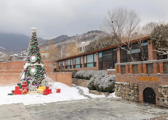 Brickyard Retreat At Mutianyu Great Wall Adjoin To Mutianyu Great Wall - Room With The View Of Great Wall - Chinese Massage Experience - Vehicle Shuttle Service - International Catering - Spa& Nail Beauty Facilities Huairou