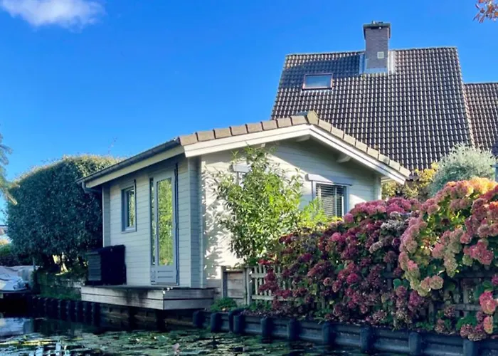 Tiny House Boatshed Bed and Breakfast Heemstede