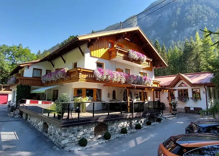 Gästehaus Almrausch, Ferienanlage mit Pool Nassereith