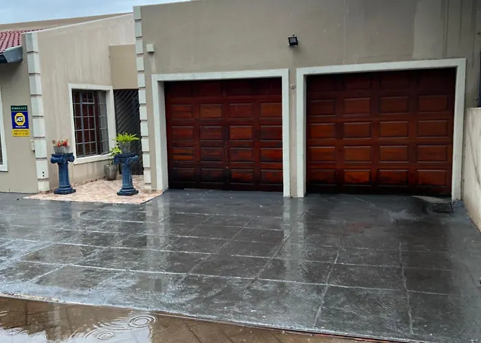 17 Byvanger Luxury Home Deluxe Queen Suite Room 1 Centurion