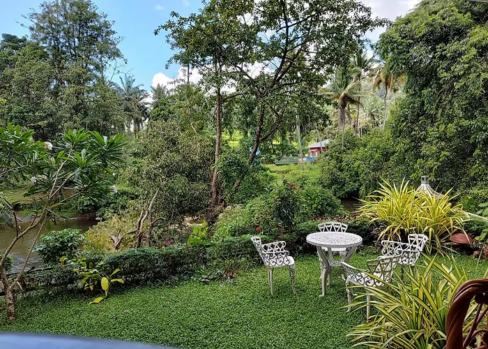 Athirapilly On The Rocks Hotel Athirappilly