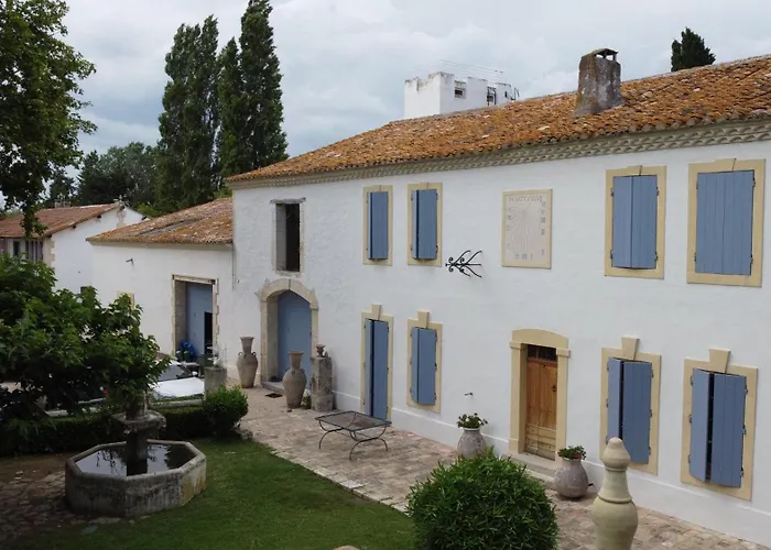 Mas du Versadou, dans un espace naturel protégé, piscine couverte chauffée toute l'année, Spa et salle de jeux Saint-Gilles 