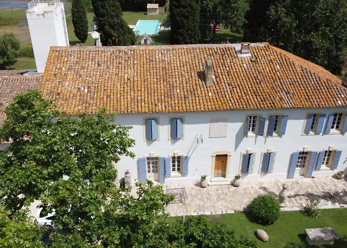Mas du Versadou, dans un espace naturel protégé, piscine couverte chauffée toute l'année, Spa et salle de jeux Saint-Gilles 