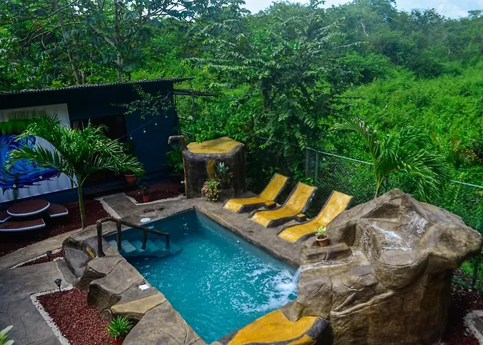 The Jungle Container Bed & Breakfast Quepos