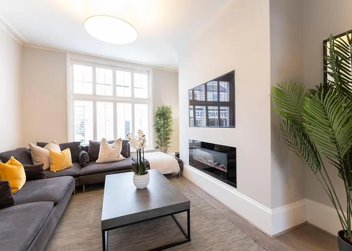 Stunning 4 Bedroom Home In Montpellier Cheltenham