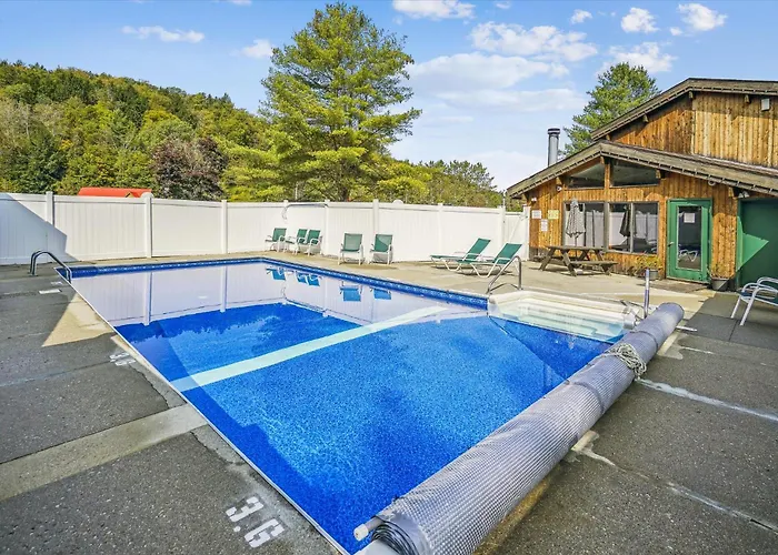 Cedarbrook Two Double Bed Hotel Room With Outdoor Heated Pool 216 Killington