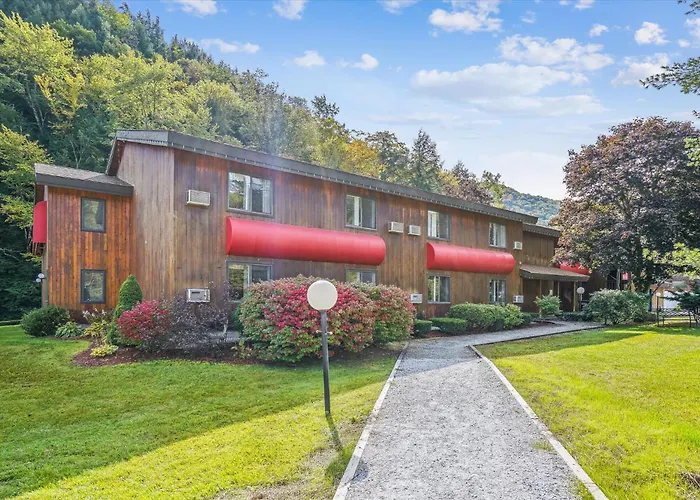 Cedarbrook Two Double Bed Hotel Room With Outdoor Heated Pool 216 Killington
