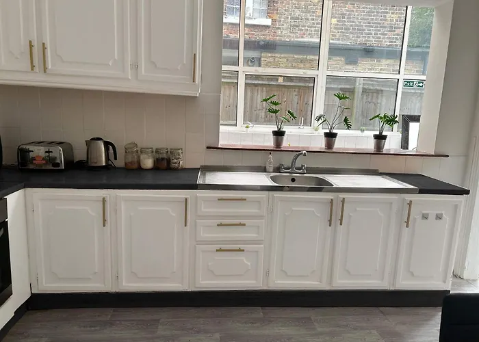 Balham, South London Spacious Guest House 5, 6 Rooms Available