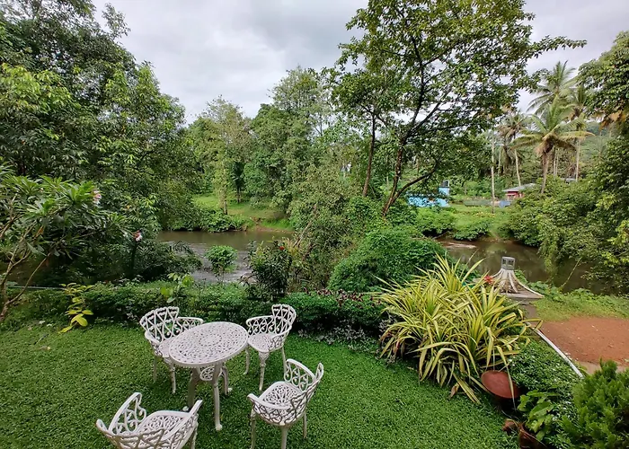 Athirapilly On The Rocks Hotel Athirappilly