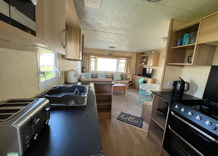 E4A, Three Bedroom Caravan - California Cliffs, Parkdean Resort, Scratby - Sleeps 8, Bed Linen And Towels Included - Pet Friendly - Only 300M From The Beach! Great Yarmouth