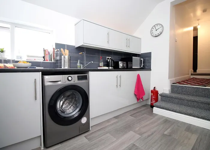 Modern Guesthouse, Fast Wi-Fi, Street Free Parking, Central, Fully Equipped Cardiff