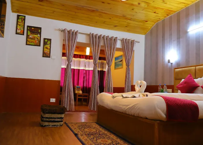 !!! Hotel Hilltop At Mall Road Manali !!! With Open Terrace !! Family Hotel !!