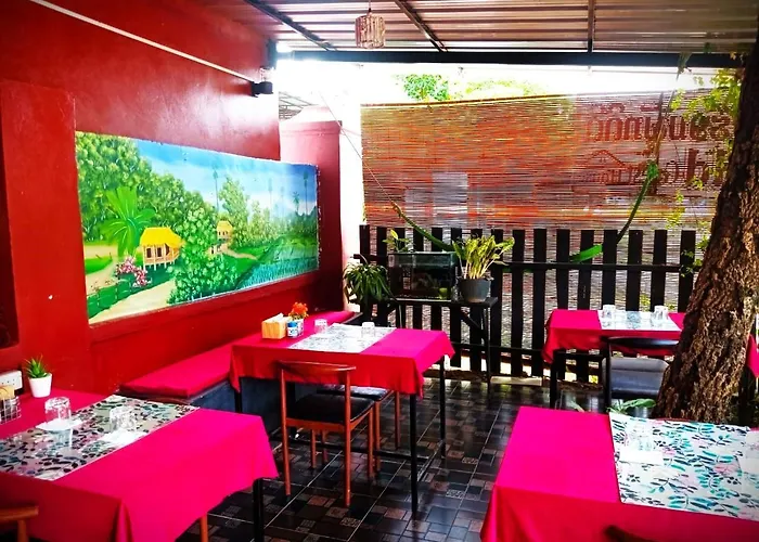 Dee-Dee'S Guest House, Bed And Breakfast Pakse