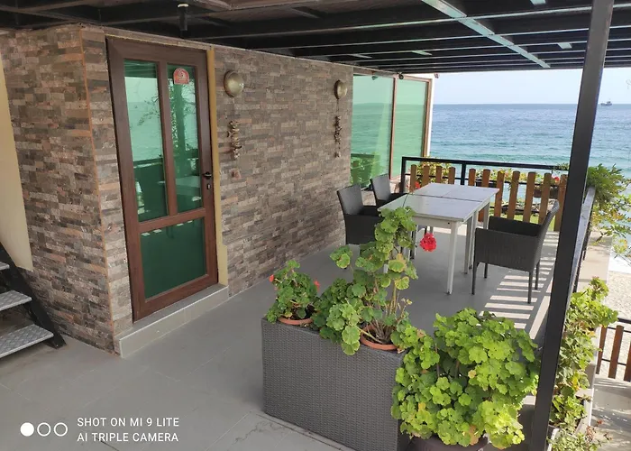 Hemingway Rooms In Happy Beach Warna