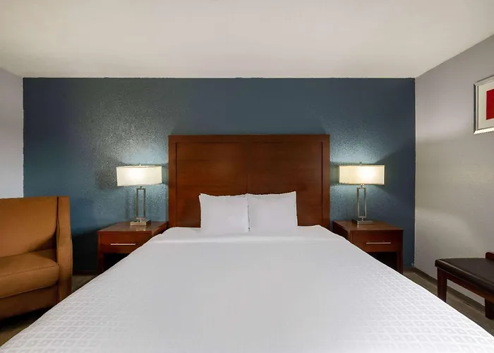 Travelodge By Wyndham Brooklyn Center