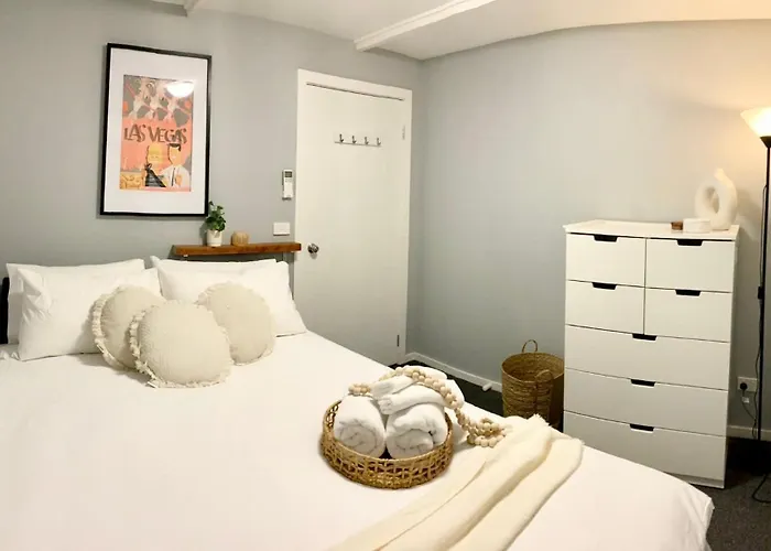 Quite, Quaint & Private Guesthouse, Sleeps 6 Melbourne