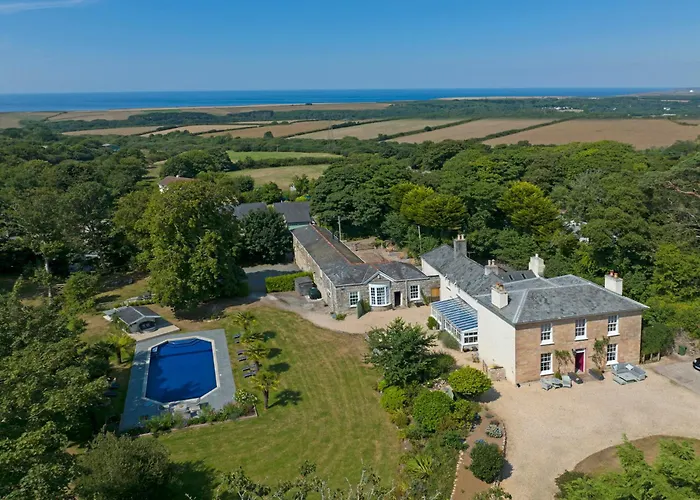 Red River Stables - Peaceful, Beautiful Grounds, Swimming Pool, Central Location For West Cornwall Camborne
