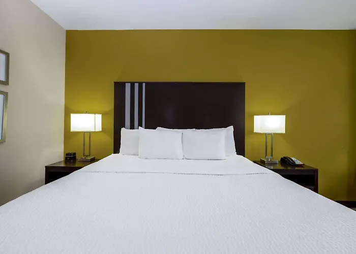 La Quinta By Wyndham Artesia Hotel