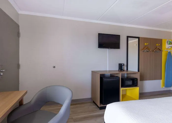 Days Inn & Suites By Wyndham Fort Bragg/Cross Creek Mall Fayetteville