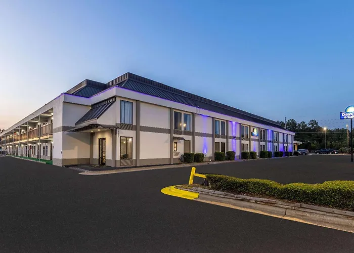 Days Inn & Suites By Wyndham Fort Bragg/Cross Creek Mall Fayetteville