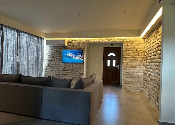 Aqua Luxury Suites By Estia Roda 
