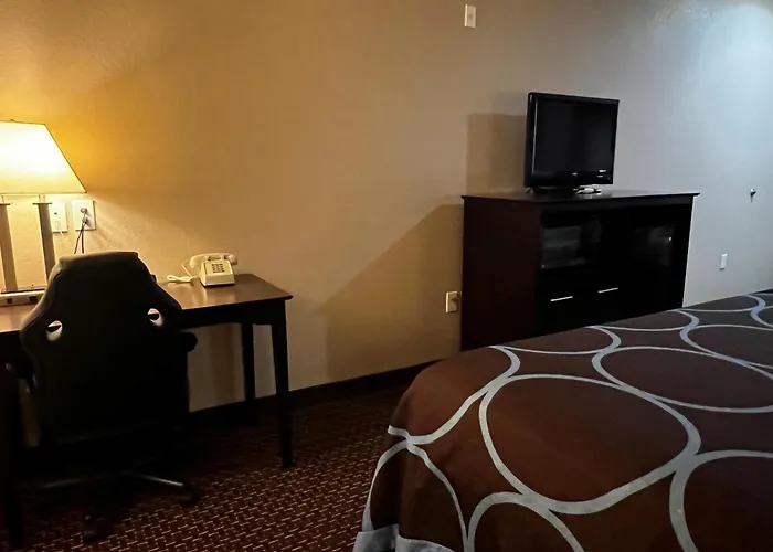 Super 8 By Wyndham Center Motel