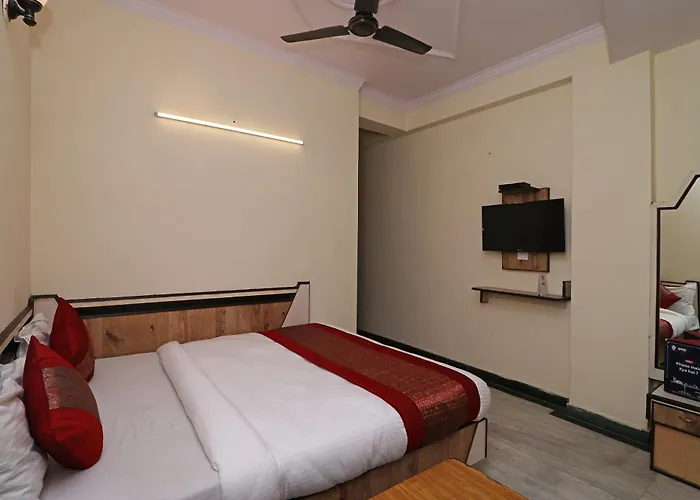 Oyo Hotel Silver Shine Near Gurudwara Shri Bangla Sahib New Delhi