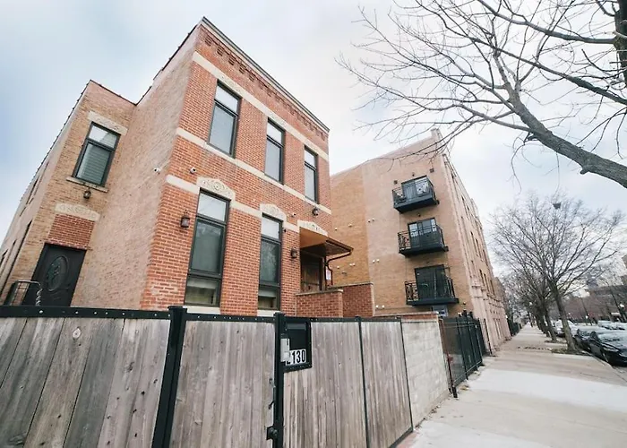 Chicago Mid-Century Gem Steps From United Center Hotel