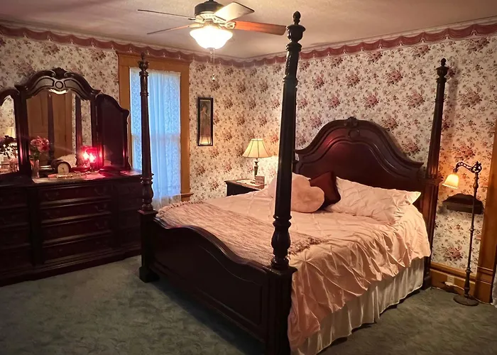 Market St Manor Bed And Breakfast Nappanee