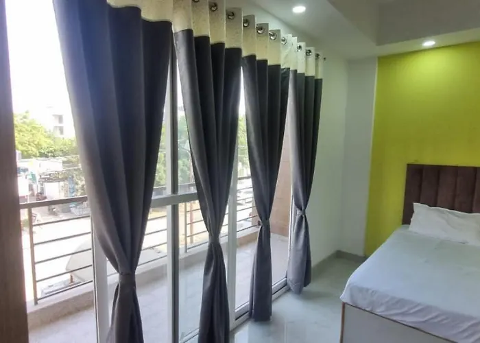 Happy Living Hotel Noida