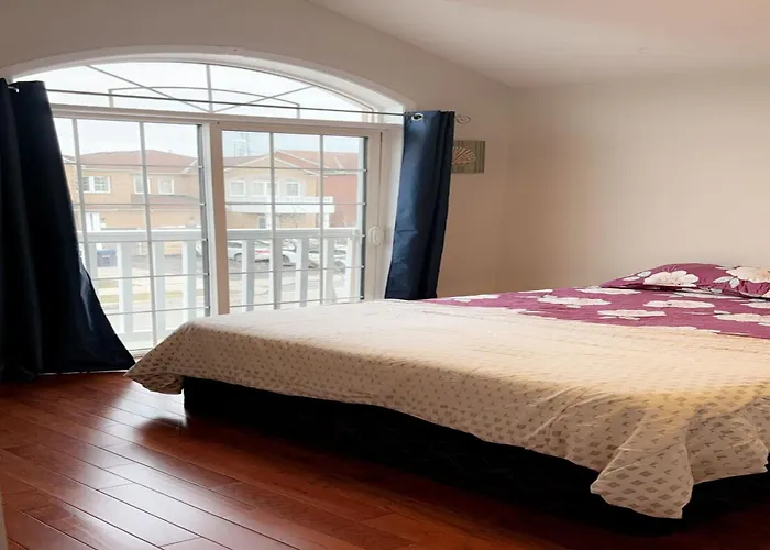 Bright Queen Room Close To Sheridan College And Airport Brampton