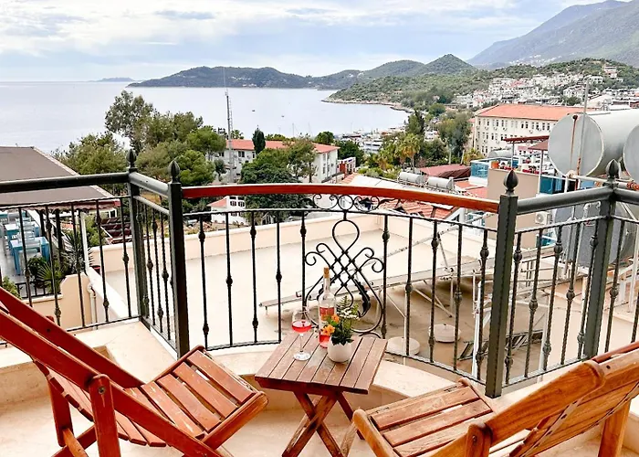 Kaş, merkezde, denize yakın, balkonlu, konforlu apart daireler