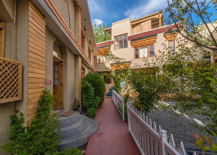 The Mogol Hotel Leh