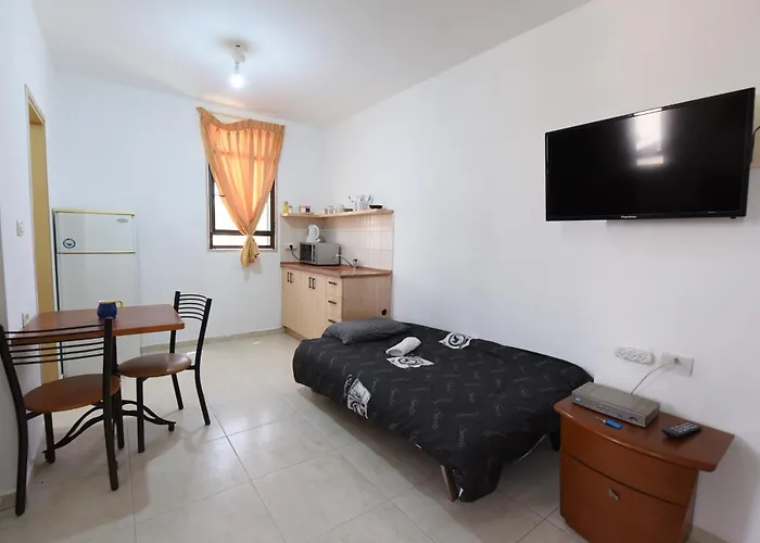 Flintstone Guest House בית ההארחה בן 11 החדרים אינו וילה פרטית אתם מזמינים רק חדרים לא את כל הוילה Eilat