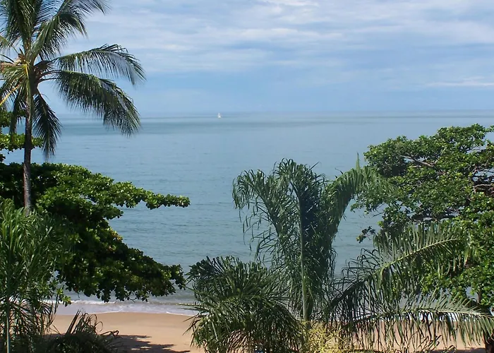 Roydon Beachfront Apartments Trinity Beach