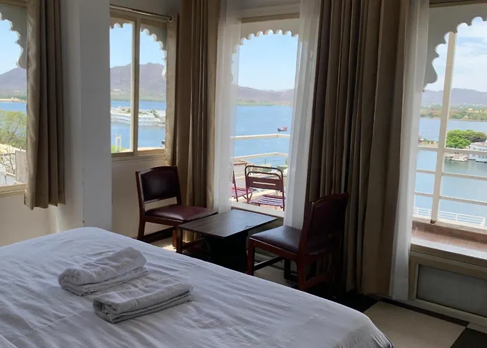Peacock Guest House - Lake View Hotel In Udaipur