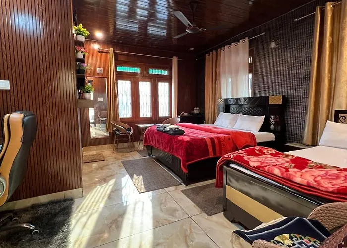 Gayatri Niwas - Luxury Private Room With Ensuit Bathroom - Lake View And Mountain View Nainital