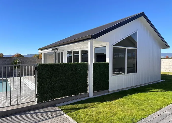 Luxury Poolside Studio Near Hobbiton Matamata