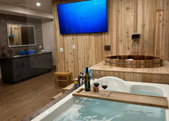 Romantic Luxury Retreat With Private Sauna & Spa, Pet Friendly, Elkside Hideout B&B Canmore