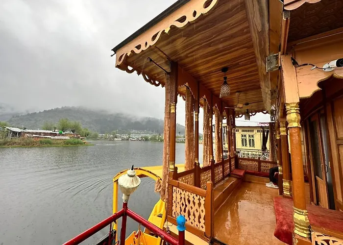Houseboat New Jahangir And Morning Car Srinagar 