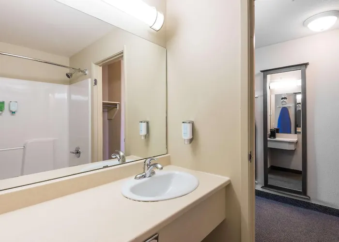 Super 8 By Wyndham Windsor Ns Hotel