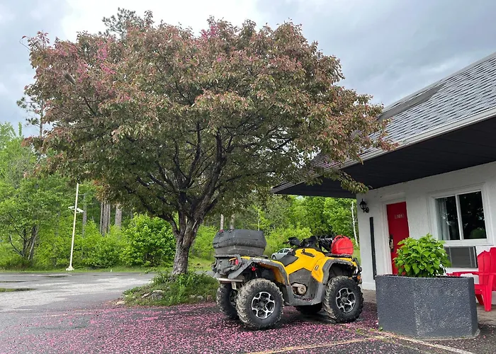 Jolly Roger Inn & Resort Otter Lake