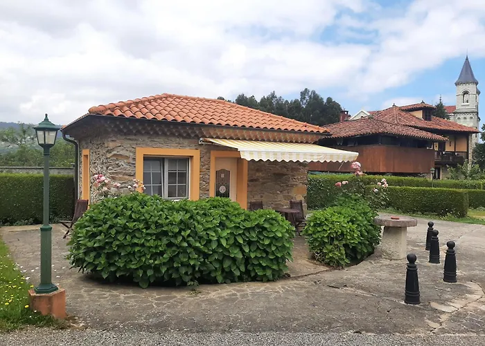 Hotel Alvaro frente Palacio-Museo Selgas Cudillero