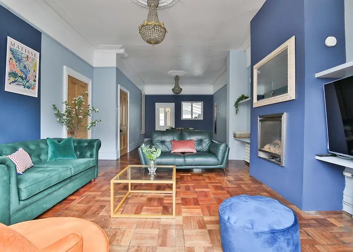 Elegant Victorian Home With Pool Table & Parking Cardiff