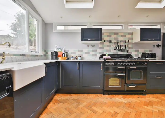 Elegant Victorian Home With Pool Table & Parking Cardiff